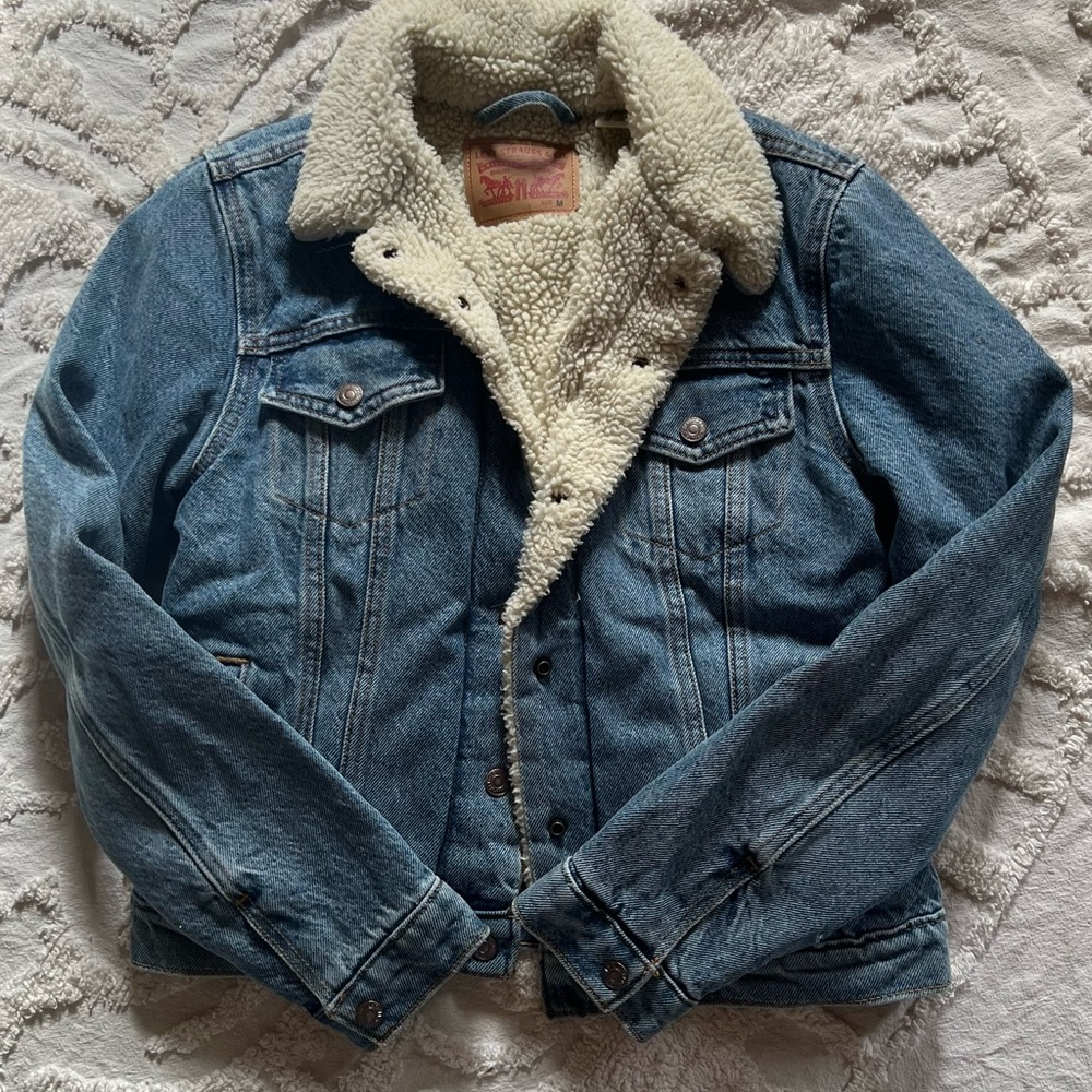 Levi’s classic trucker sherpa lined light wash denim jacket